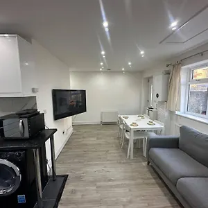 Сasa de vacaciones 2 Bedroom House,brownhillrd Se6, Londres