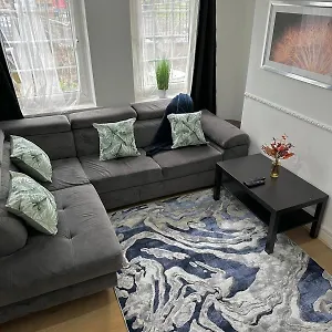 2 Bedroom Flat, 2 Minutes Walk To Bethnalgreen Station, Apartamento Londres